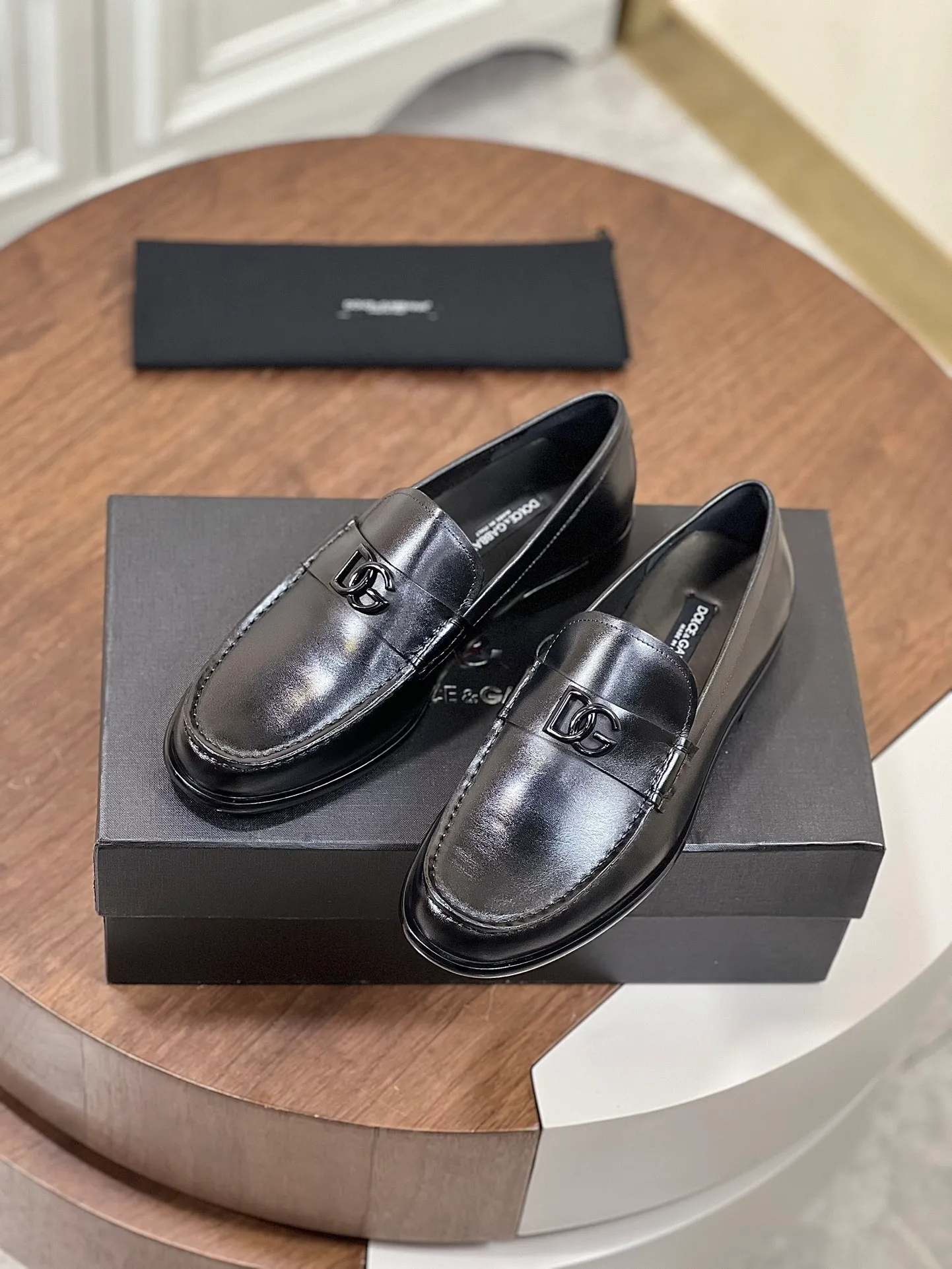 Factory price: 960💰••New product••Dolce&Gabb*_Dg high-end men's formal shoes and casual leather shoes. First-layer cowhide upper imported from Italy. You can see the leather texture at a glance. Breathable calfskin lining. High-end and luxurious leather outsole. Unique style. Finely crafted details! Size: 39-44 (38.45.46 customized)